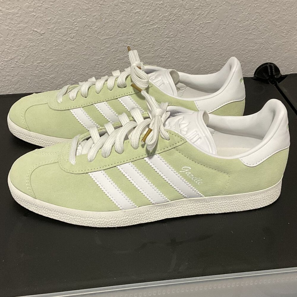 NWOB Adidas Gazelle sneakers 9.5